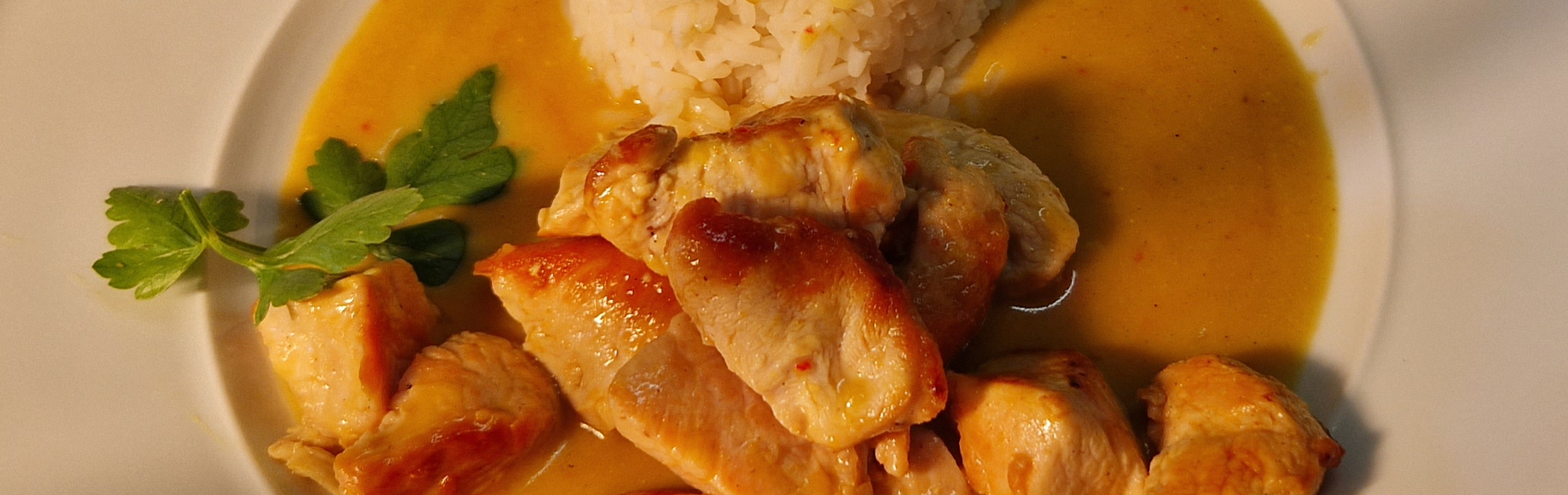 Putengeschnetzeltes in Currysahnesoße mit Parboildreis