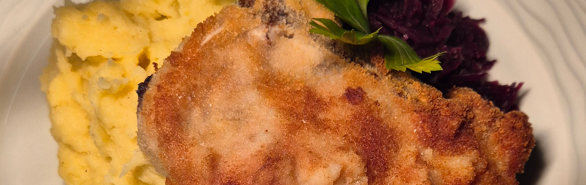 Paniertes Schweinekotelett mit Rotkraut und hausgemachtem Kartoffelpüree