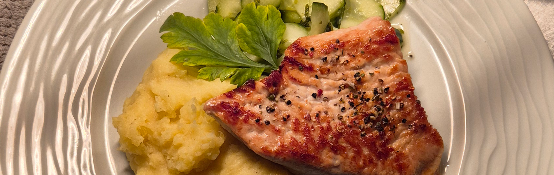 Putensteak mit Kartoffelpüree und Gurkensalat