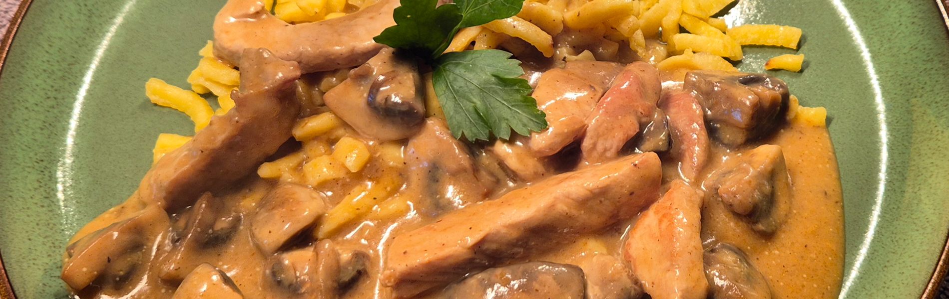 Schweinegeschnetzeltes mit frischen Champignons und Spätzle