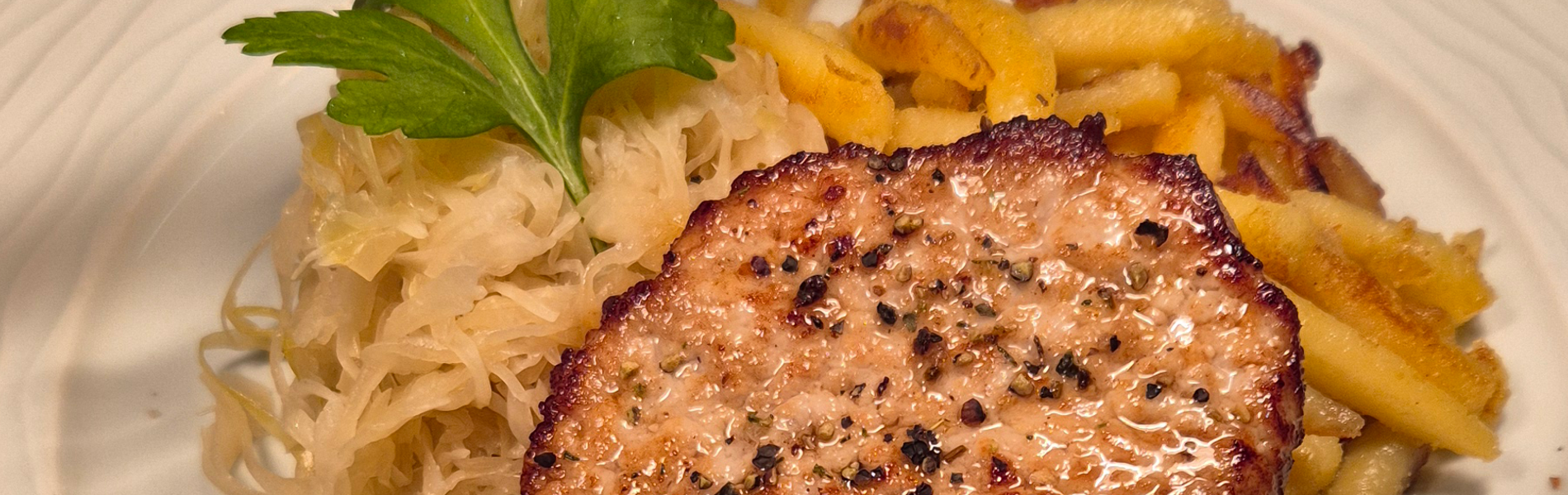 Schweinerückensteak auf Sauerkraut dazu Schupfnudeln