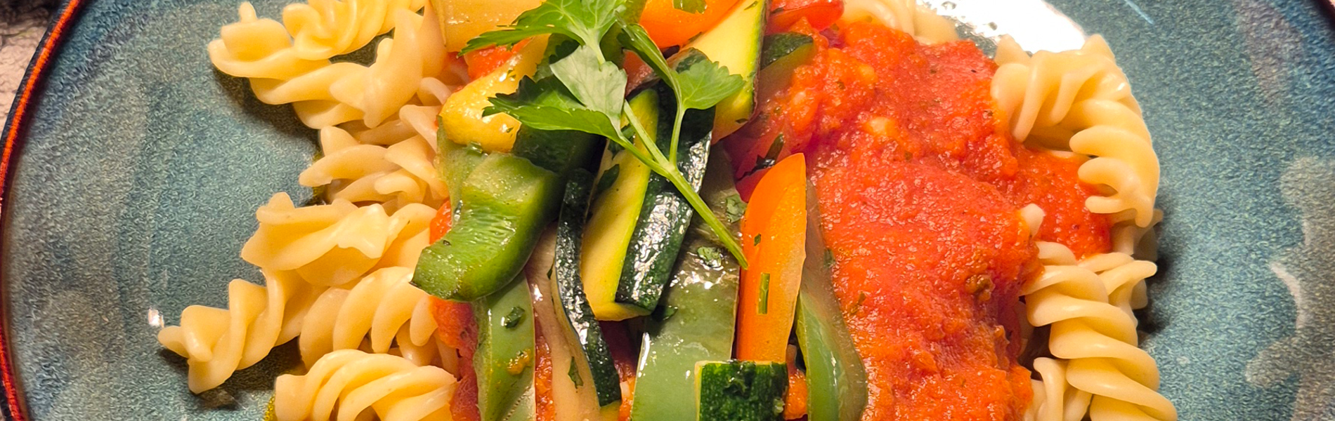 Fussili mit mediterranem Gemüse in hausgemachter Tomatensoße