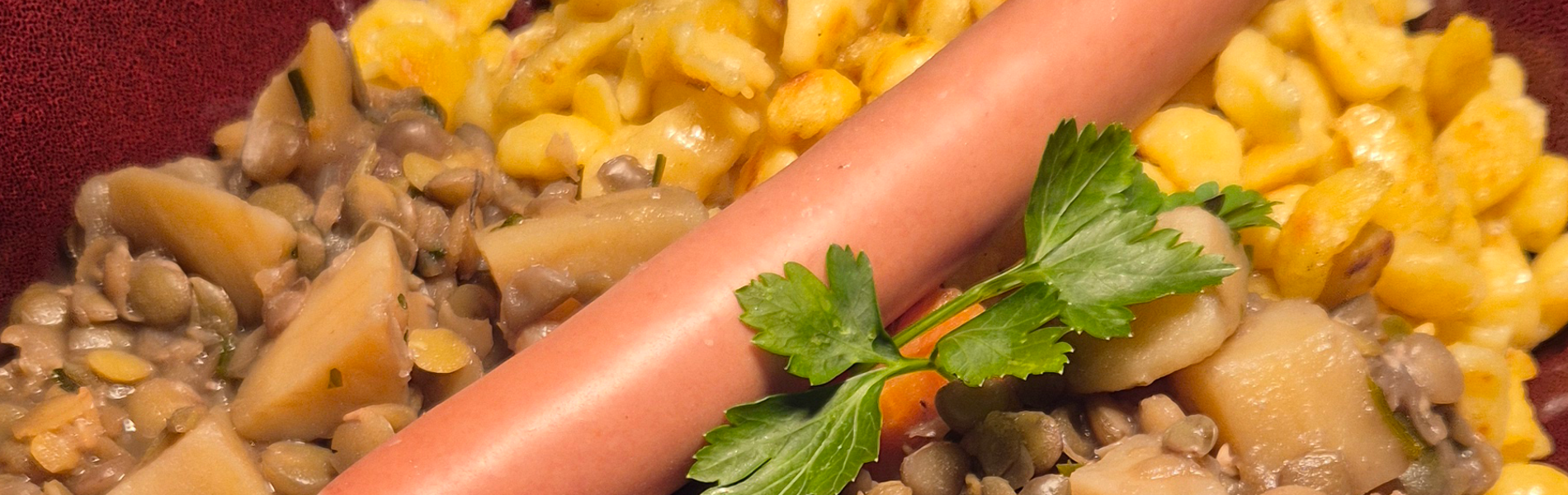 Linseneintopf mit Karotten dazu Spätzle und ein Wienerle