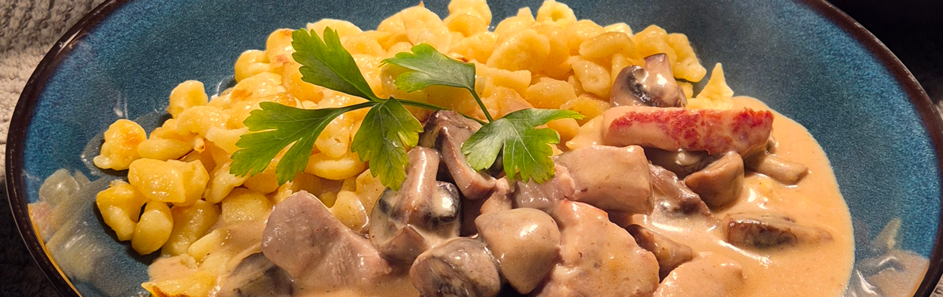 Schweinegeschnetzeltes mit frischen Champignons und Spätzle