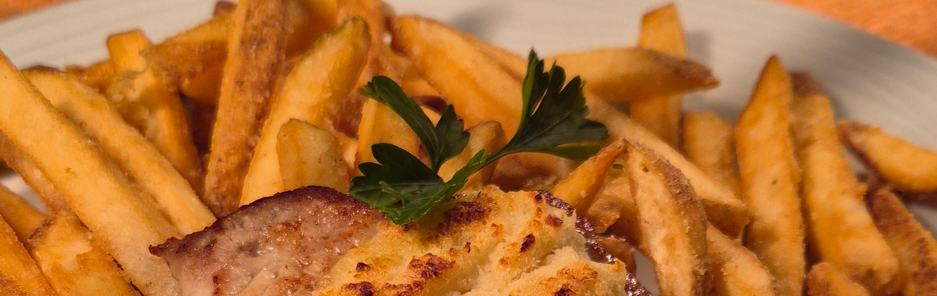 Schweinerückensteak mit Meerrettichkruste dazu Pommes