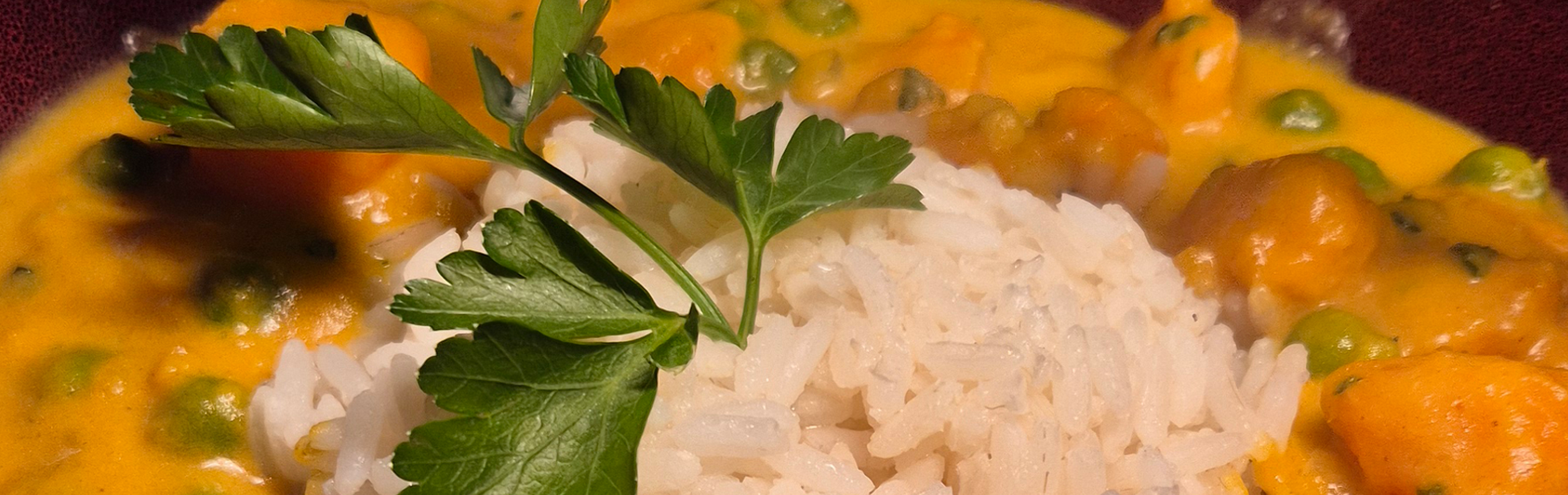 Süßkartoffel – Curry mit Kokosmilch und Erbsen dazu Reis
