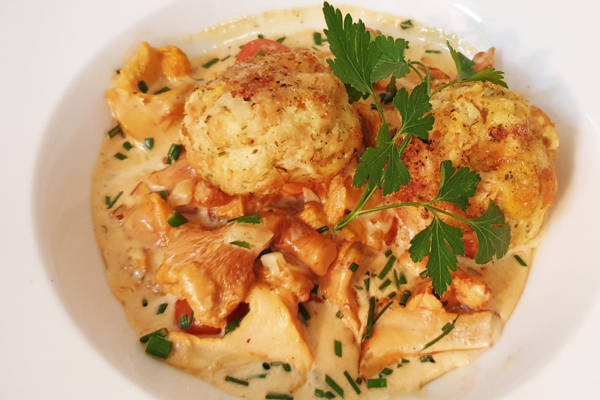 Hausgemachte Semmelknödel auf Pfifferlingrahm mit Cherrytomaten und frischen Kräutern Hausgemachte Semmelknödel auf Pfifferlingrahm mit Cherrytomaten und frischen Kräutern