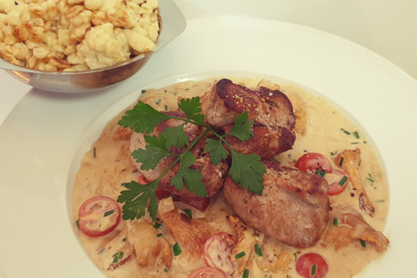 Schweinefilet auf Pfifferlingrahm dazu hausgemachte Spätzle Schweinefilet auf Pfifferlingrahm dazu hausgemachte Spätzle