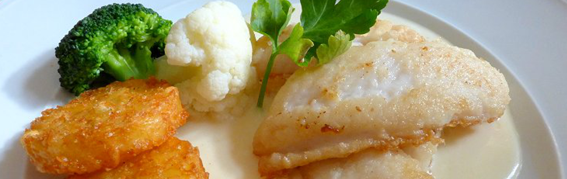 Gebratenes Seelachsfilet mit Brokkoli und Rösti-Taler