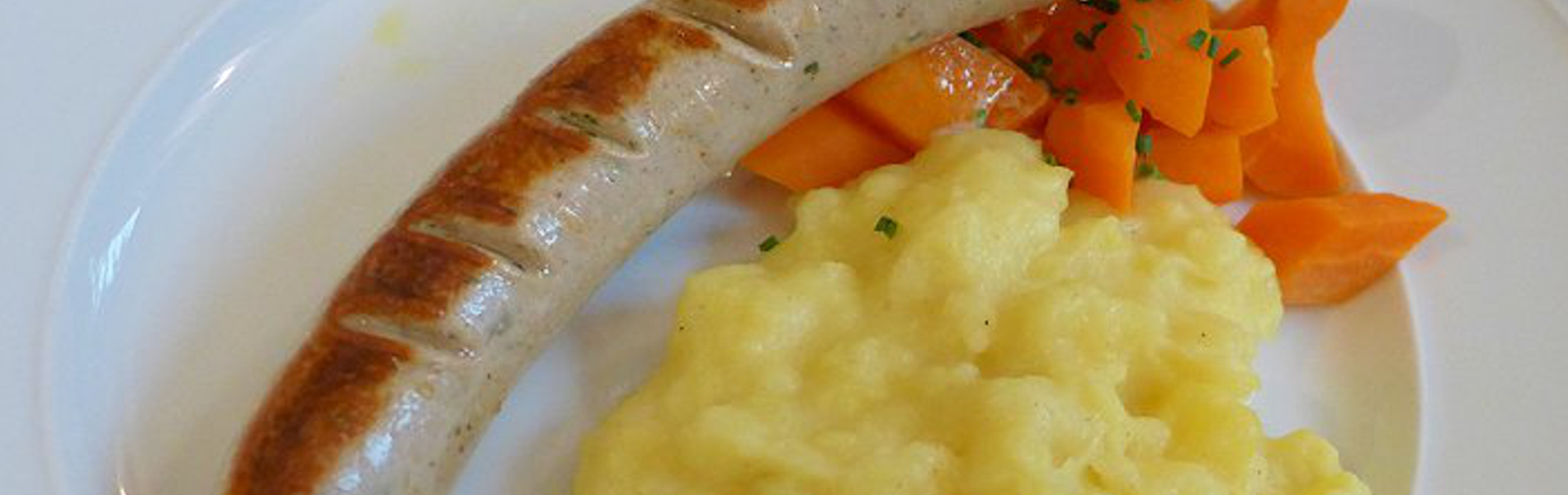 Hausgemachte Bratwurst mit Karottengemüse und Kartoffelpüree