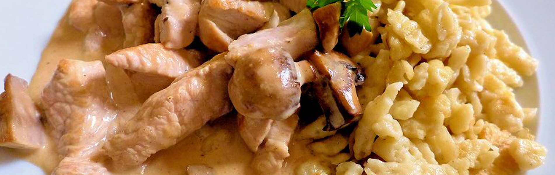 Putengeschnetzeltes in Champignonrahm mit hausgemachten Spätzle