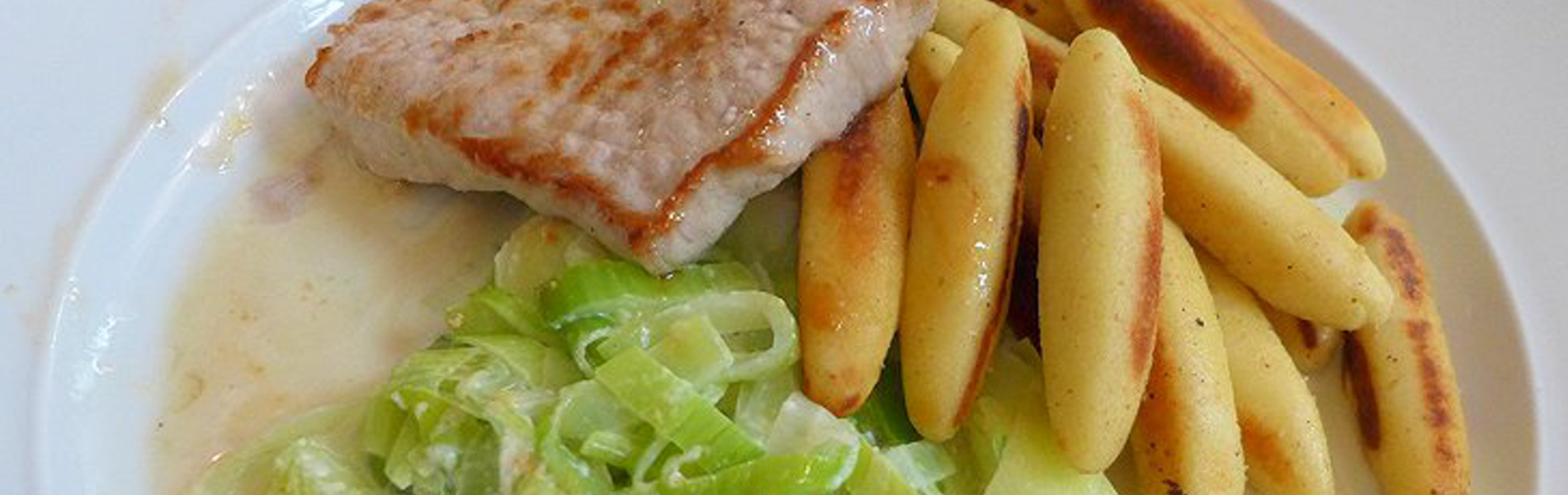 Schweinerückensteak mit Schupfnudeln dazu Lauchrahmgemüse