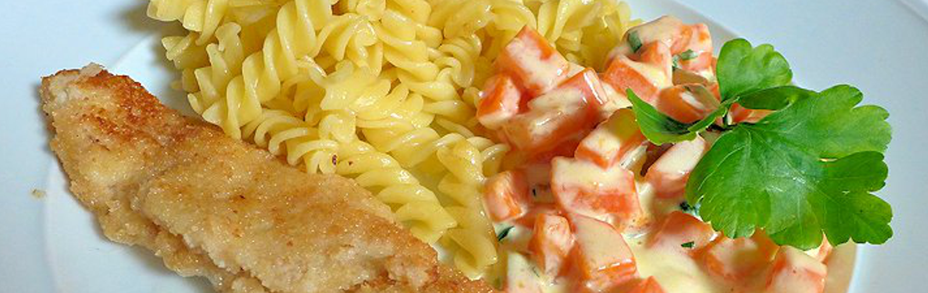 Paniertes Fischfilet mit Spiralnudeln und Karottengemüse