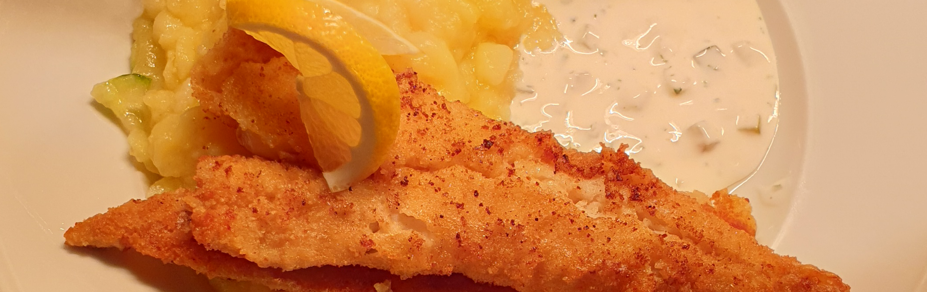 Backfisch mit lauwarmen Kartoffelsalat und hausgemachter Remouladensoße