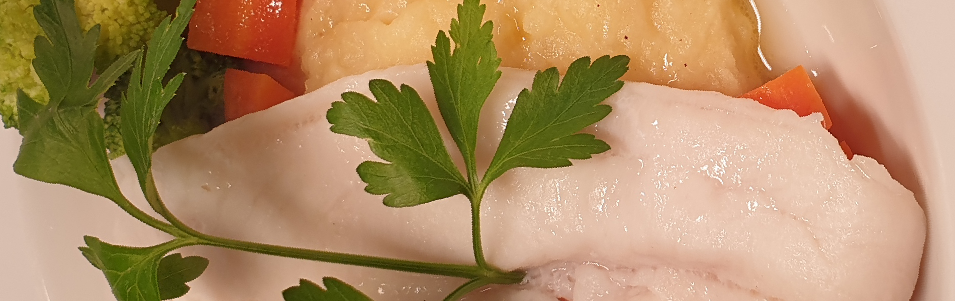 Gedünstetes Barschfilet auf Karotten – Brokkoli – Gemüse dazu Stampfkartoffeln