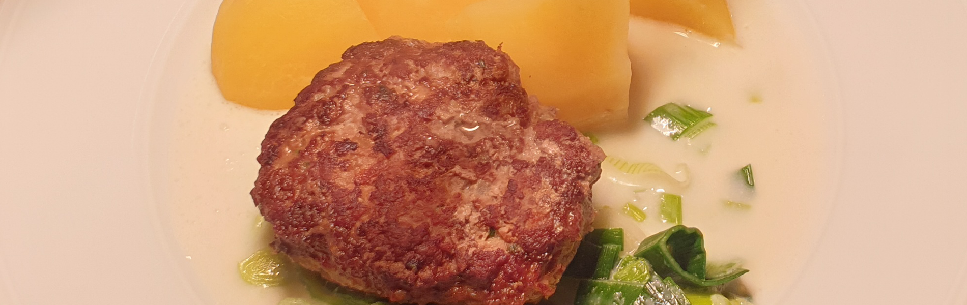 Hausgemachte Frikadelle mit Salzkartoffeln und Lauchrahm – Gemüse