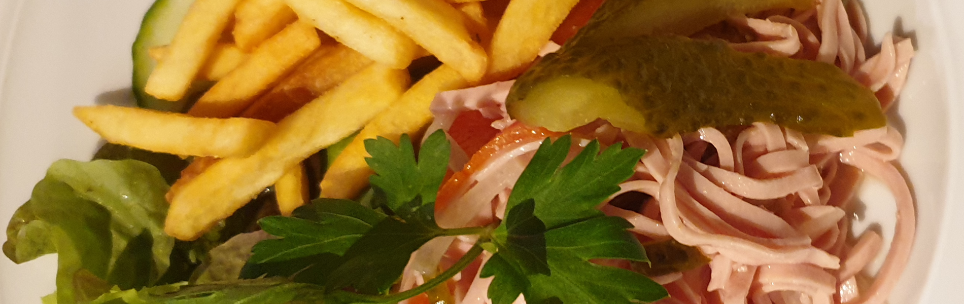 Hausgemachter Wurstsalat mit Pommes