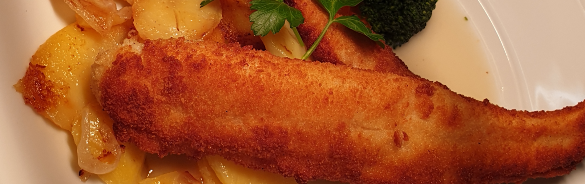 Paniertes Seelachsfilet mit Bratkartoffeln dazu Möhren und Brokkoli Paniertes Seelachsfilet mit Bratkartoffeln dazu Möhren und Brokkoli