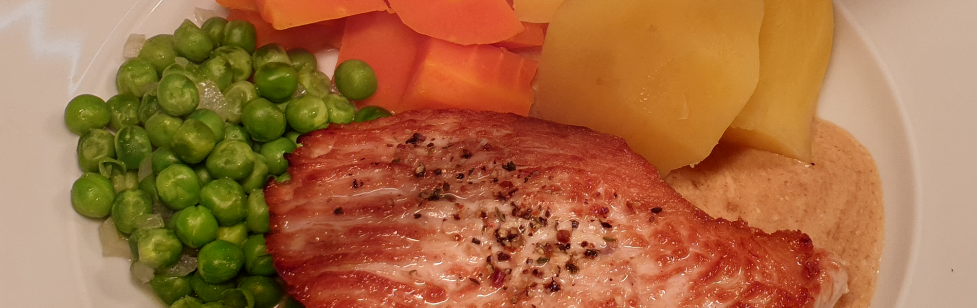 Putensteak natur mit Erbsen-Karottengemüse dazu Salzkartoffeln und Rahmsoße