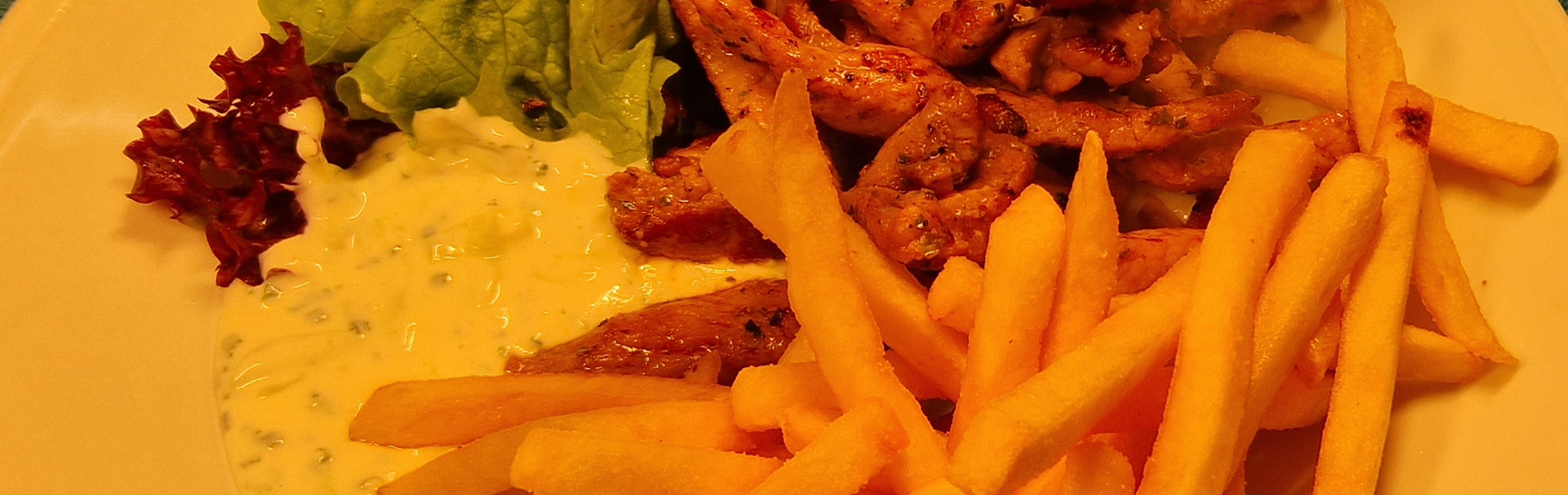 Gyros mit Tzatziki und Pommes