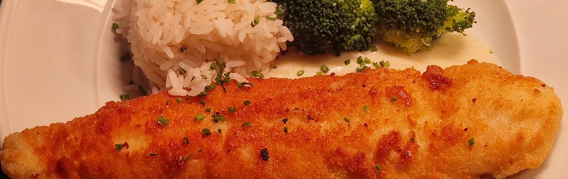 Paniertes Fischfilet mit Blumenkohl und Brokkoli dazu Rieslingsoße und Reis