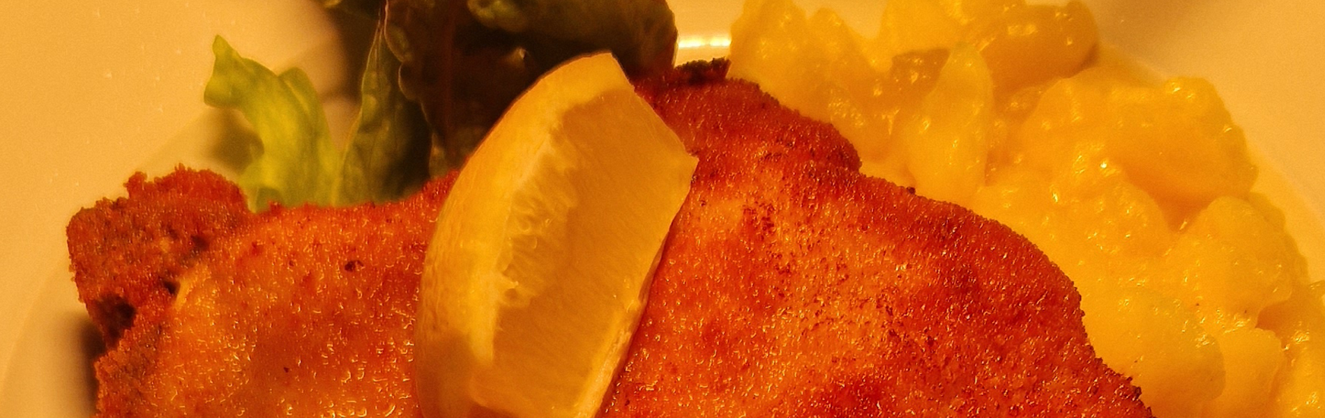 Paniertes Schweinekotelett auf hausgemachtem Kartoffelsalat