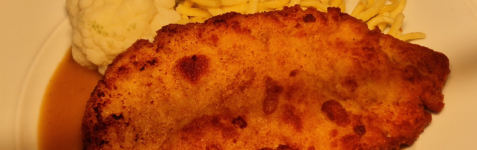 Paniertes Schweineschnitzel mit Blumenkohl dazu Spätzle und Rahmsoße