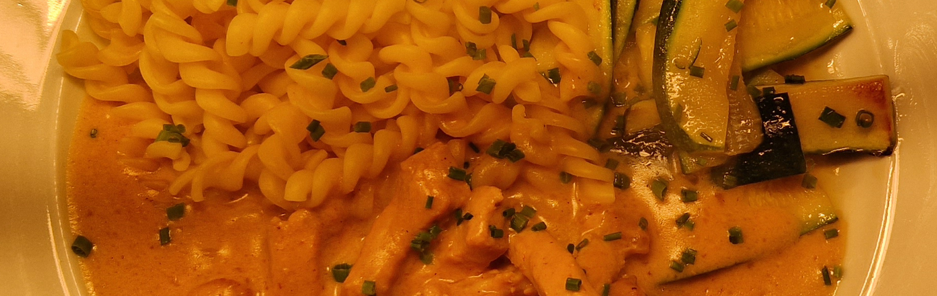 Schweinegeschnetzeltes in Rahmsoße mit Spirellis dazu gebratene Zucchini mit frischen Kräutern