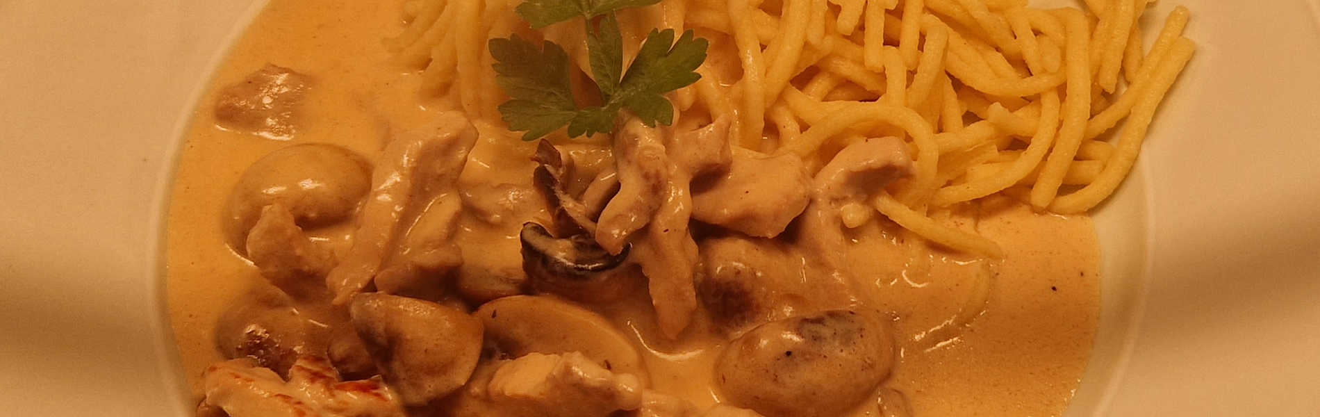 Schweinegeschnetzeltes mit frischen Champignons und Spätzle