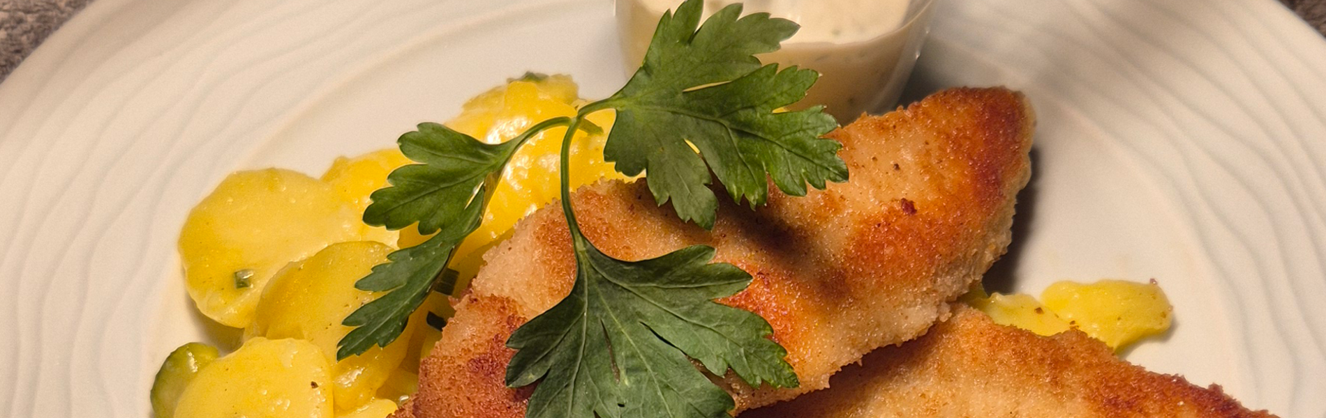 Backfisch mit lauwarmem Kartoffelsalat hausgemachter Remouladensoße