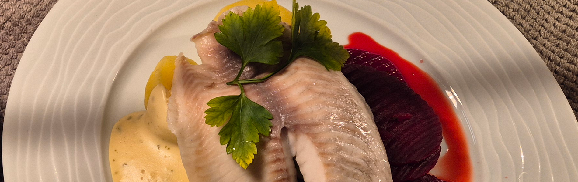 Gedünstetes Barschfilet in Senfsoße dazu Salzkartoffeln und Rote Bete