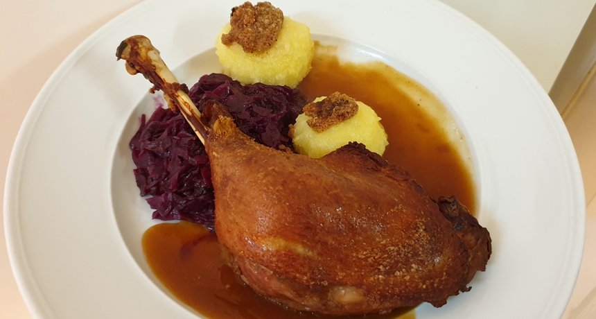 Gänsekeule mit selbstgemachtem Apfel-Rotkraut dazu Kartoffelknödeln