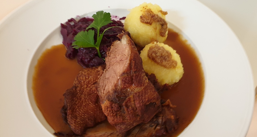 Gänsebrust mit selbstgemachtem Apfel-Rotkraut dazu Kartoffelknödeln