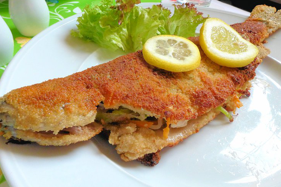 Fangfrische Forelle mit Gemüsestreifen gefüllt “Müllerin Art” dazu Salzkartoffeln