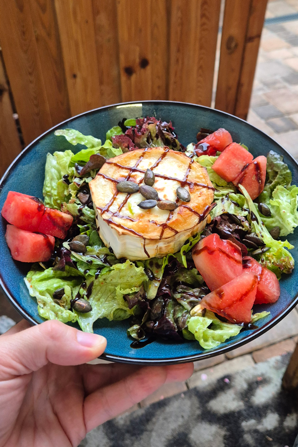Salat a la Tiina - Bunte Blattsalate mit Chilli-Minze-Dressing dazu Wassermelone, Kürbiskerne und gratinierter Ziegenkäse Salat a la Tiina - Bunte Blattsalate mit Chilli-Minze-Dressing dazu Wassermelone, Kürbiskerne und gratinierter Ziegenkäse
