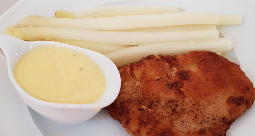 Asparagus with a small pork schnitzel